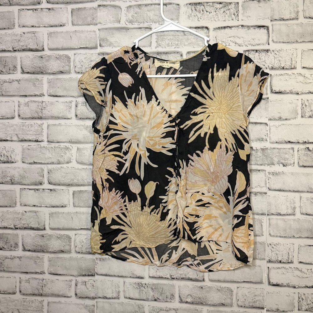 Anthropologie Cloth & Stone Floral Short Sleeve Button Down V Neck Shirt size S